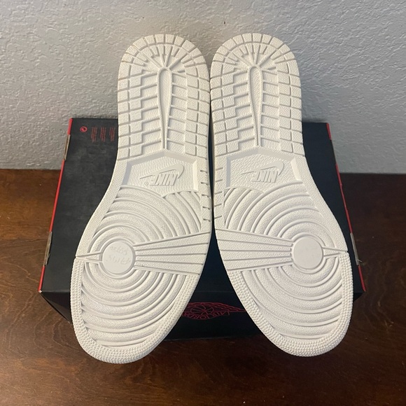 Air Jordan 1 Retro Low 'Triple White' 553558-102 Men's Size 8 - Picture 5 of 7
